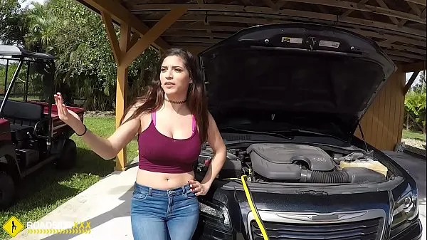 Películas calientes Roadside - Esposa latina tiene sexo con su mecánico afuera cálidas
