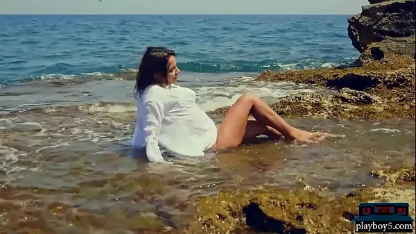 Kuumia Sexy bikini teen strips naked outdoor near the sea lämpimiä elokuvia