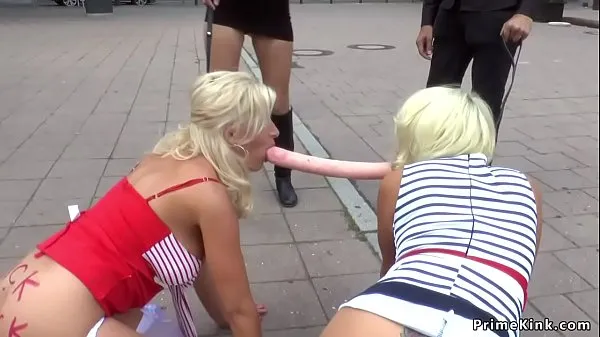 Películas calientes Busty blondes made crawl in public cálidas