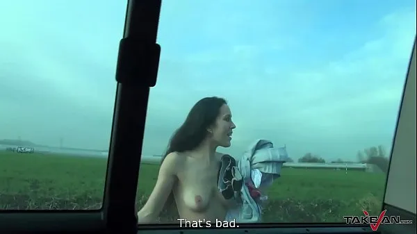 Film caldi Nerdy Looking Czech Twat non si preoccupa di diventare nuda in modo che possano masturbarsicaldi
