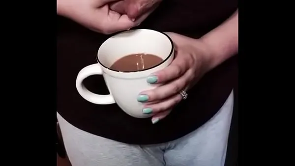 La mère aux gros seins qui allaite presse le lait maternel en café Films chauds