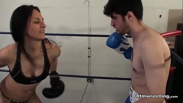 热Tattooed Bitch Beats Up Man in Boxing温暖的电影