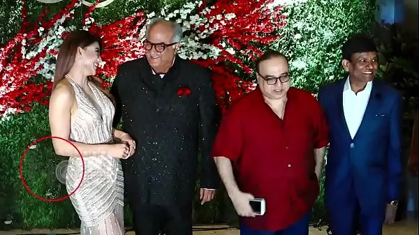 Vroči Boney Kapoor grabbing Urvashi Rautela ass and boobs press live on camera topli filmi