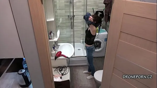 Hotte Petty teen girl Ally in the bathroom - Hidden cam varme filmer