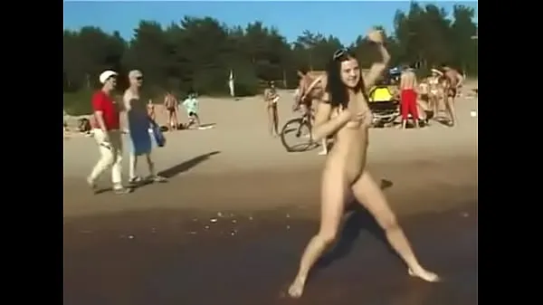Film caldi Ballo della ragazza nuda in spiaggiacaldi