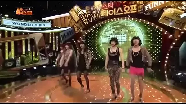 Hotte Koreans dancing in very hot clothes at Korean comedy show. You can enjoy laughing so much by: D varme filmer