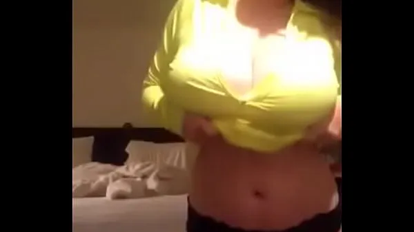 أفلام ساخنة Hot busty blonde showing her juicy tits off دافئة