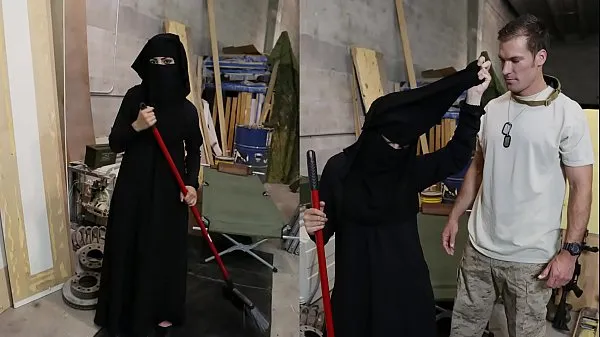 أفلام ساخنة TOUR OF BOOTY - Muslim Woman Sweeping Floor Gets Noticed By Horny American Soldier دافئة