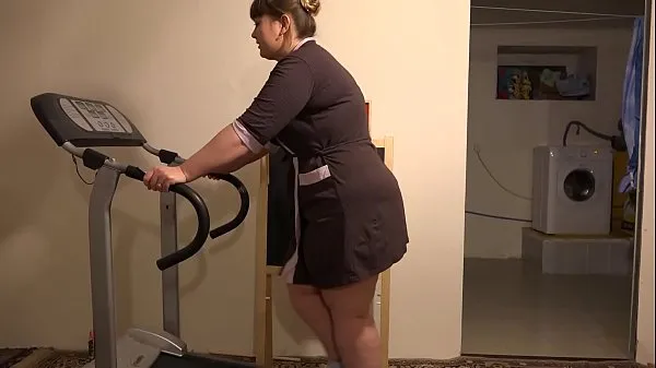热BBW with a anal plug in a fat ass runs on a treadmill, and then completely undresses in a public place. Fetish compilation温暖的电影