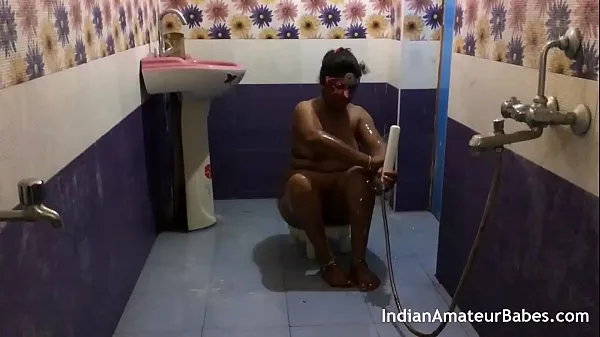 Heiße Indian wife fuck with friend absence of her husband in showerwarme Filme