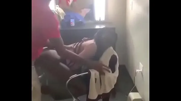 Hotte Young horny Caribbean teen taking back shot in barber chair varme filmer