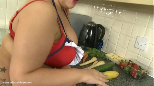 Plump British MILF Deepthroats Vegetables Film hangat yang hangat