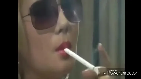 Heiße These chicks love holding cigs in thier mouthswarme Filme