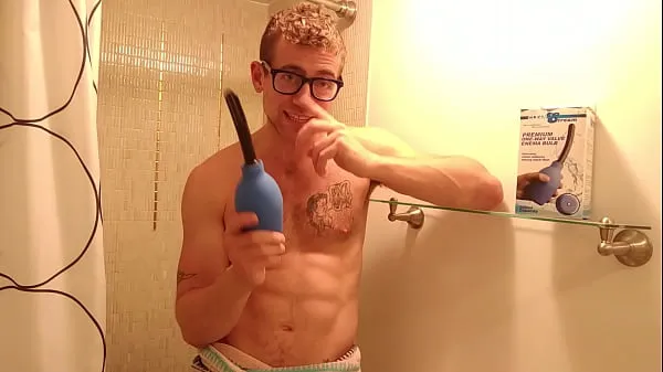 Hotte Anal Douching using Gay Anal Cleaning Spray varme filmer