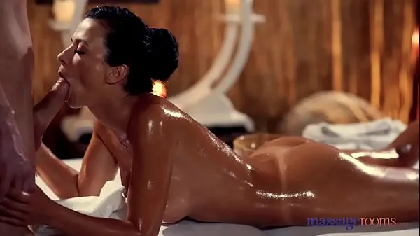 Vroči Massage Rooms Sexy brunettes hot tight slick tanned body fucked topli filmi