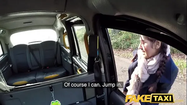 Hotte Fake Taxi British babe Sahara Knite gives great deepthroat on backseat varme filmer