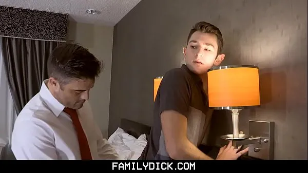 Vroči FamilyDick - Horny Stepdad Secretly Fucks His Boy’s Tight Asshole In A Hotel Room topli filmi