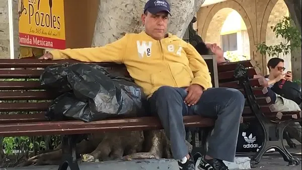 Hotte Homeless man grabs his cock varme filmer