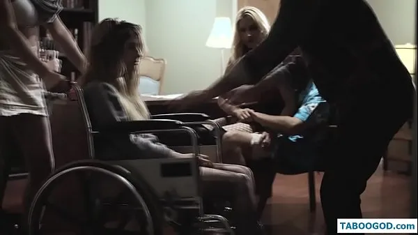 Hotte the girl in a wheelchair varme filmer