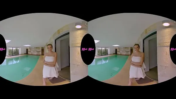 Vroči Busty Blonde Teen Stacy Cruz in Poolside VR Sex topli filmi