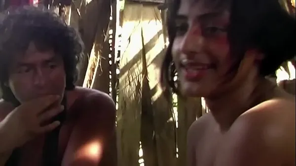 Film caldi ENF TV Reporter deve rimanere nuda per il report della tribù degli amazzonicaldi