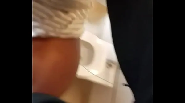 Vroči Grinding on this dick in the hospital bathroom topli filmi