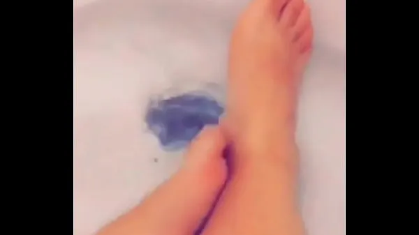 뜨거운 Xochtli shows off her freshly exfoliated feet 따뜻한 영화