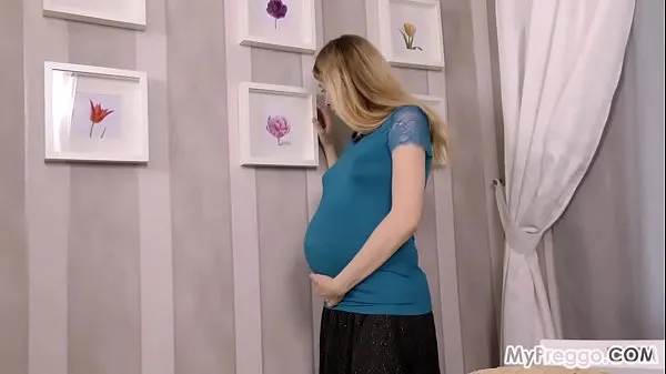 Anetta, une femme enceinte de 34 semaines, se doigte Films chauds