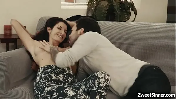 Sıcak Hot momma Silvia Saige seduces a young stud Sıcak Filmler