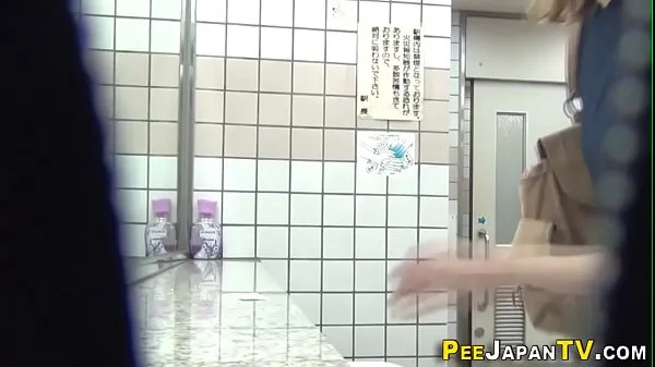 Asians get filmed peeing on spycam Film hangat yang hangat