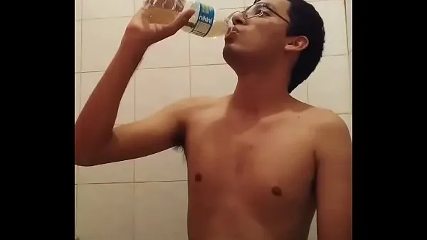 Amateur boy drinks his piss Filem hangat panas