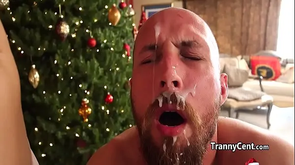 Vroči Tranny fucked made ass for christmas topli filmi
