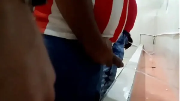 Men urinating in bathroom of Estadero de Barranquilla Colombia Film hangat yang hangat