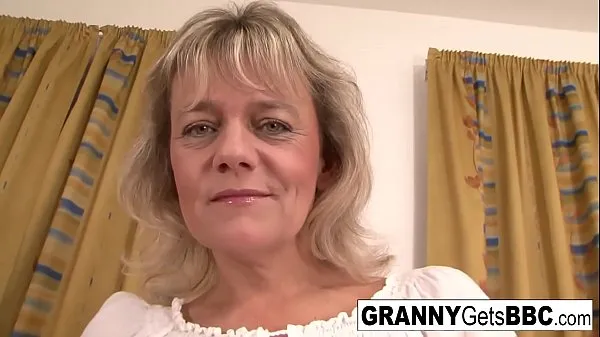 Gorące Blonde granny wants her pussy stuffed with black cockciepłe filmy