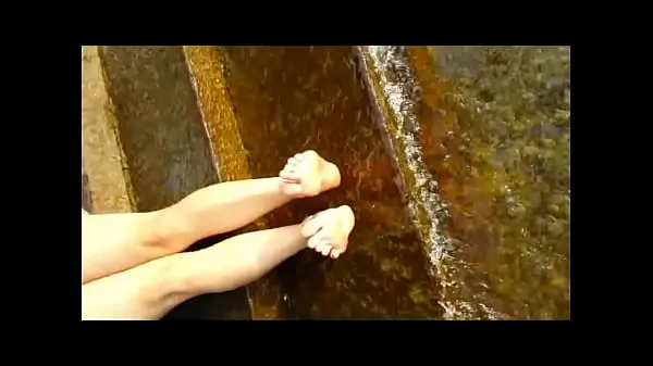 Quente Os pés quentes de Melissa espirrando no lago (obsessão fetichista Filmes quentes