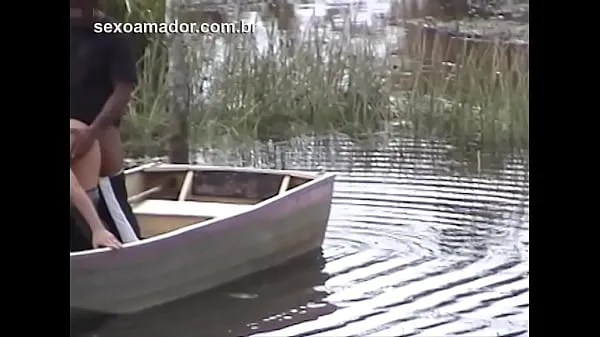 뜨거운 Hidden man records video of unfaithful wife moaning and having sex with gardener by canoe on the lake 따뜻한 영화