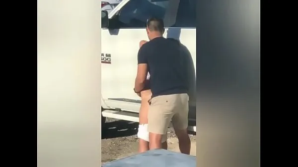 Vroči Fell on the Net. Gostosa Being Spotted giving pro Boyfriend Behind the Car topli filmi