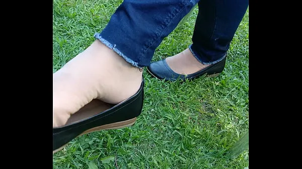 Sıcak outdoor shoeplay with sheer stockings Sıcak Filmler