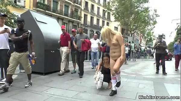 Hotte Blonde slave naked crawl in public varme film