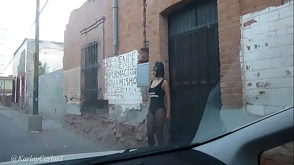 Hotte Gatita dressed as a whore in the street varme film