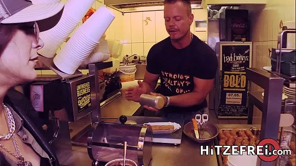 Gorące HITZEFREI Lullu Gun gets herself a real German sausageciepłe filmy