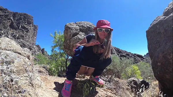 Hete PISS PISS TRAVEL - Young girl tourist peeing in the mountains Gran Canaria. Public Canarias warme films