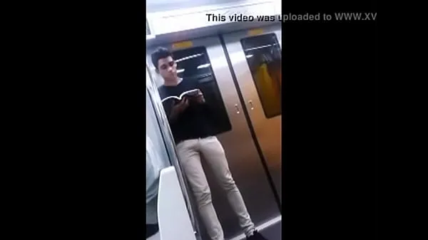 Hete Hung guy in metro warme films