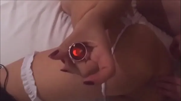 Hotte My young wife asked for a plug in her ass not to feel too much pain while her black friend fucks her - real amateur - complete in red varme film