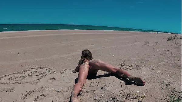 Naked excited nudist with perfect ass and small tits having fun and dancing on the beach in Valencia Filem hangat panas