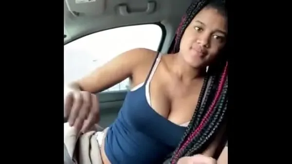 Kuumia Girl giving perfect blowjob in the car lämpimiä elokuvia