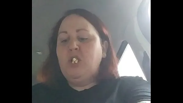 Hotte Chubby bbw eats in car while getting hit on by stranger varme film