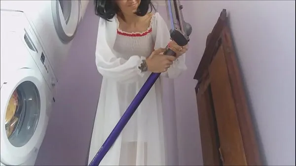 Hotte Chantal is a good housewife but sometimes she lingers too much with the vacuum cleaner varme filmer