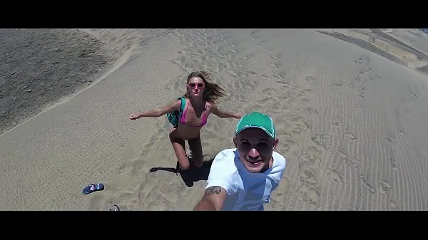 Vroči TRAVEL SHOW ASS DRIVER - Gran Canaria. Dunes Maspalomas with Sasha Bikeeva in micro-bikini topli filmi