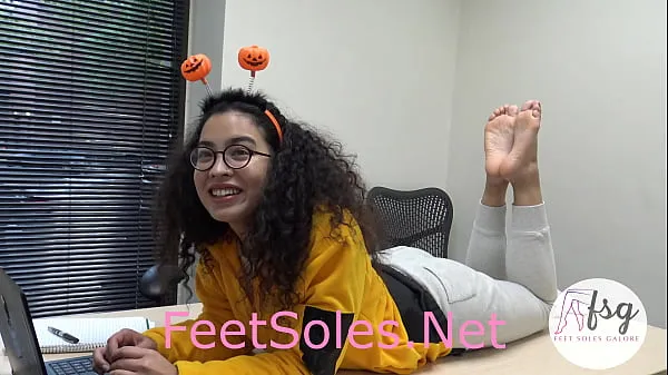 ZOEY'S ASIAN AMERICAN TICKLISH FEET ASS AND SOLES PREVIEW Filem hangat panas